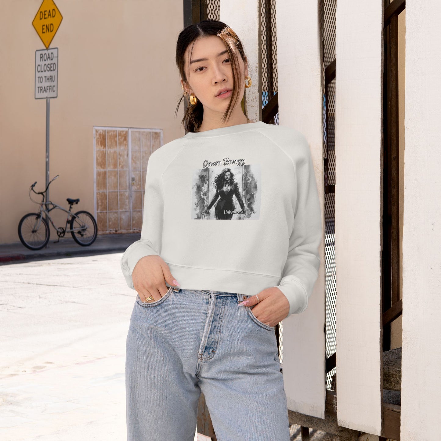 Cropped Pullover "Queen Energy" Graphic Fleece Top